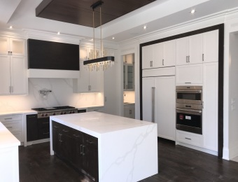 Two toned Transitional kitchen